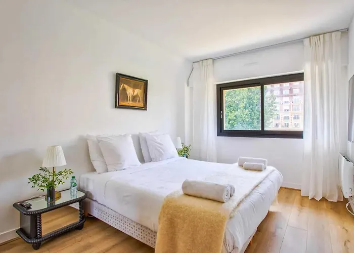 דירה Charming W- Large Balcony - 2bd-4p - דוביל